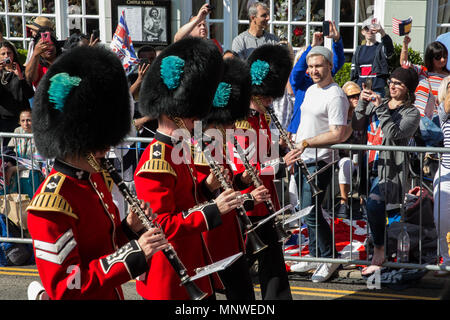 Windsor, Großbritannien. 19 Mai, 2018. Tausende von gratulanten hören die Band der Irish Guards in der High Street vor dem Schlitten Prozession von Prinz Harry und Meghan Markle, jetzt der Herzog und die Herzogin von Sussex nach ihrer Hochzeit in St. George's Chapel in Windsor Castle. Credit: Mark Kerrison/Alamy leben Nachrichten Stockfoto