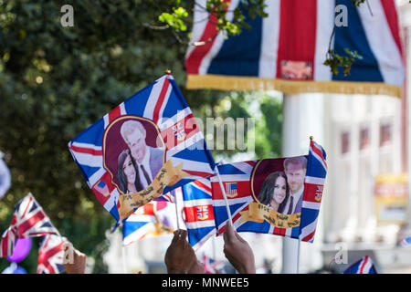 Windsor, Großbritannien. 19 Mai, 2018. Gratulanten wave Union Jacks auf den Straßen von Windsor während der Beförderung Prozession von Prinz Harry und Meghan Markle, jetzt der Herzog und die Herzogin von Sussex nach ihrer Hochzeit in St. George's Chapel in Windsor Castle. Credit: Mark Kerrison/Alamy leben Nachrichten Stockfoto