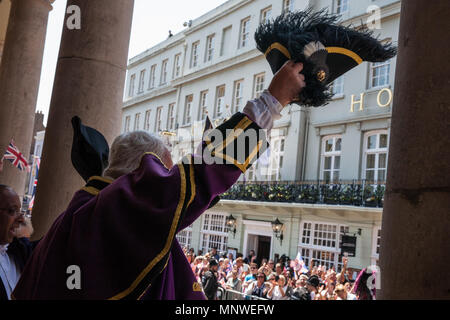 Windsor, Großbritannien. 19 Mai, 2018. Chris Brown, offizielle Stadtausrufer des Royal Borough of Windsor und Maidenhead, proklamiert die Hochzeit von Prinz Harry und Meghan Markle an der Guildhall vor der Beförderung Prozession. Credit: Mark Kerrison/Alamy leben Nachrichten Stockfoto