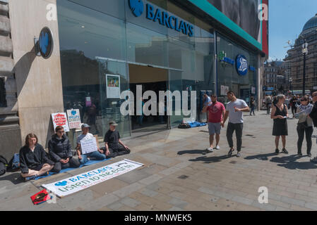 London, Großbritannien. 19. Mai 2018. Vier Mitglieder des Dharma Action Network für Klima Engagement (Tanz) Sitzen und Meditieren vor dem Piccadilly Circus Zweig der Barclays Bank auf, um sie zu stoppen Finanzierung Klima Chaos zu nennen. Credit: Peter Marschall/Alamy leben Nachrichten Stockfoto