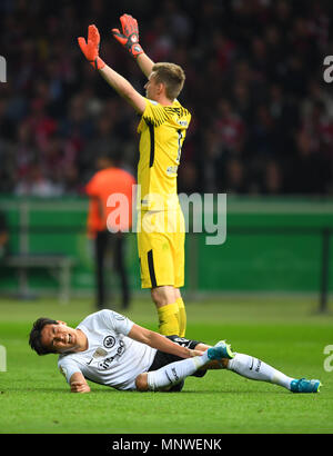 Berlin, Deutschland. 19. Mai 2018. DFB-Pokal, Viertelfinale, FC Bayern München gegen Eintracht Frankfurt im Olympiastadion Berlin: Eintracht Frankfurt Torwart Lukas Hradecky Wellen neben Makoto Hasebe, die verletzt zu sein scheint. Foto: Soeren Stache/dpa Quelle: dpa Picture alliance/Alamy leben Nachrichten Stockfoto