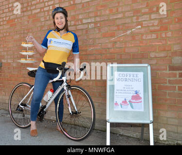 Swindon, UK. 19. Mai 2018. Alice Douglass von Highworth ist Radfahren von London nach Paris im August, Geld für das Neuroblastom UK. Sie trat am 19. Mai ihre Spendenaktion mit einem Kaffee am Morgen an der Highworth Stadtrat Gemeinschaft Zimmer. Credit: Anne Rogers/Alamy leben Nachrichten Stockfoto