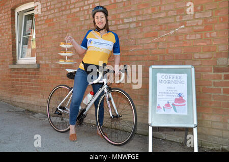 Swindon, UK. 19. Mai 2018. Alice Douglass von Highworth ist Radfahren von London nach Paris im August, Geld für das Neuroblastom UK. Sie trat am 19. Mai ihre Spendenaktion mit einem Kaffee am Morgen an der Highworth Stadtrat Gemeinschaft Zimmer. Credit: Anne Rogers/Alamy leben Nachrichten Stockfoto