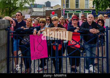 Cork, Irland. 19 Mai, 2018. Zwischen 500-800 Männer, Frauen und Kinder marschierten in Cork heute aus Protest gegen die angebliche Regierung und HSE Vertuschung von Fehldiagnostiziert zervikalen überprüft. Insgesamt 18 Frauen haben wegen Fehldiagnose starb, mit vielen anderen, denen das gleiche Schicksal. Credit: Andy Gibson/Alamy Leben Nachrichten. Stockfoto