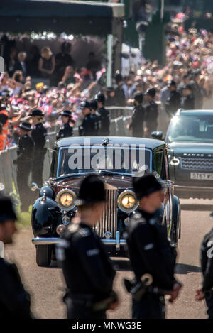 Windsor, Großbritannien. 19. Mai 2018. Vor der königlichen Hochzeit in Windsor Castle, Prinz Harry, ist Meghan Markle Mutter Doria Ragland, reiste mit ihrem Schloss Windsor mit dem Auto. Doria wurde fotografiert weinend im Auto. Credit: Benjamin Wareing/Alamy leben Nachrichten Stockfoto