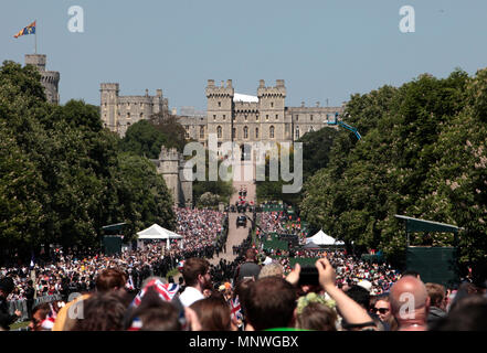 Windsor, Großbritannien. 20. Mai 2018. © Lizenziert BOWEN FOTOGRAFIE zu reichen. 19.05.2018. Windsor, Großbritannien. Der lange Spaziergang auf Schloss Windsor. Die königliche Hochzeit von Meghan Markle & Prinz Harry in Windsor, Berkshire, heute. Photo Credit: RICH BOWEN Credit: Rich Bowen/Alamy leben Nachrichten Stockfoto