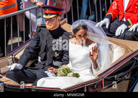 Windsor, Großbritannien. 20. Mai 2018. Seine königliche Hoheit Prinz Harry & Meghan Markle königliche Hochzeit in Windsor Castle. Im Ascot Landau Kutsche, durch 2 Windsor grauen Pferden durch die Straßen von Windsor mit Tausenden von Gratulanten gefüllt gezogen. Genossen die Prozession zu den menschenmassen vor der überschrift Der lange Weg zurück in Windsor Castle, 19. Mai 2018 Credit: IAN SKELTON/Alamy leben Nachrichten Stockfoto