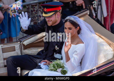 Windsor, Großbritannien. 20. Mai 2018. Seine königliche Hoheit Prinz Harry & Meghan Markle königliche Hochzeit in Windsor Castle. Im Ascot Landau Kutsche, durch 2 Windsor grauen Pferden durch die Straßen von Windsor mit Tausenden von Gratulanten gefüllt gezogen. Genossen die Prozession zu den menschenmassen vor der überschrift Der lange Weg zurück in Windsor Castle, 19. Mai 2018 Credit: IAN SKELTON/Alamy leben Nachrichten Stockfoto