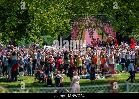 Windsor, Großbritannien. 20. Mai 2018. Seine königliche Hoheit Prinz Harry & Meghan Markle königliche Hochzeit in Windsor Castle. Im Ascot Landau Kutsche, durch 2 Windsor grauen Pferden durch die Straßen von Windsor mit Tausenden von Gratulanten gefüllt gezogen. Genossen die Prozession zu den menschenmassen vor der überschrift Der lange Weg zurück in Windsor Castle, 19. Mai 2018 Credit: IAN SKELTON/Alamy leben Nachrichten Stockfoto