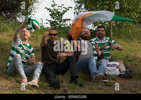 Glasgow, Schottland, Großbritannien. 19 Mai, 2018. Celtic haben die William Hill Scottish Cup in Hampden Park aufgehoben nach dem Sieg gegen Motherwell. Celtic gewann 2-0 in Vollzeit, mit Toren von McGregor (11 Minuten) und Ntcham (25 Minuten). Der Fußballverein ist der erste schottische Seite die 'Double Höhen zu gewinnen." Nach dem Spiel feierte das Team unter ihren Fans, mit einem offenen Bus siegesparade von Dalmarnock zu Celtic Park. Iain McGuinness/Alamy leben Nachrichten Stockfoto