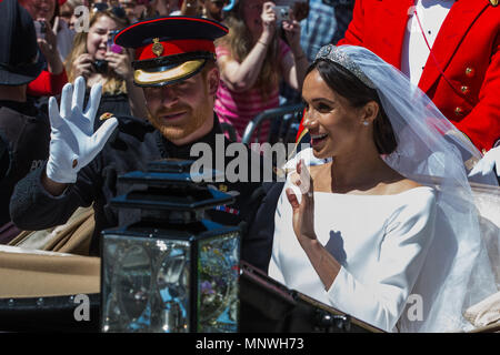 Windsor, Großbritannien. 19 Mai, 2018. Prinz Harry und Meghan Markle, jetzt der Herzog und die Herzogin von Sussex, sitzen in einem Ascot Landau für eine Beförderung Prozession unter 110.000 Gratulanten auf den Straßen von Windsor und auf dem Langen im Windsor Great Park gehen nach ihrer Hochzeit in St. George's Chapel in Windsor Castle. Credit: Mark Kerrison/Alamy leben Nachrichten Stockfoto