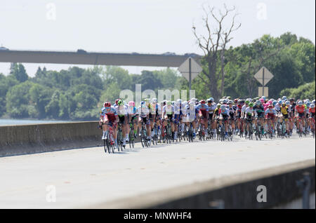 Sacramento, USA. 19. Mai 2018. Männer Amgen Tour von Kalifornien Phase 7 Gesamt: 89 Km der Männer bei der Meile 18 Pelonton Überqueren der Brücke West Sacramento durch das Ackerland in Richtung Wald, USA. Credit: Andy Li Stockfoto