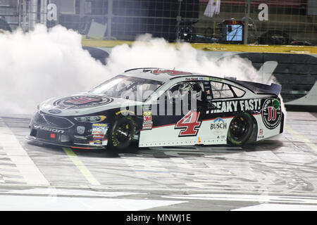 Concord, NC, USA. 19 Mai, 2018. Monster Energy NASCAR Cup Series Fahrer Kevin Harvick (4) feiert den Gewinn der Monster Energy NASCAR Cup All-Star Rennen in Concord, NC. Jonathan Huff/CSM/Alamy leben Nachrichten Stockfoto