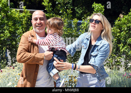 Rom, Italien. 19. Mai 2018. - Foro Italico Tennis und Freunde Roberto Ciufoli, mit dem Baby Romeo und seine Frau Theodora Bugel Credit: Giuseppe Andidero/Alamy leben Nachrichten Stockfoto