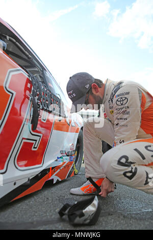 Concord, NC, USA. 19 Mai, 2018. Monster Energy NASCAR Cup Series Treiber Daniel Suarez (19) wird fertig, in seinem Auto für die Monster Energy Open Rennen in Concord, NC zu erhalten. Jonathan Huff/CSM/Alamy leben Nachrichten Stockfoto