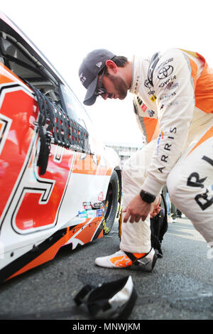 Concord, NC, USA. 19 Mai, 2018. Monster Energy NASCAR Cup Series Treiber Daniel Suarez (19) wird fertig, in seinem Auto für die Monster Energy Open Rennen in Concord, NC zu erhalten. Jonathan Huff/CSM/Alamy leben Nachrichten Stockfoto