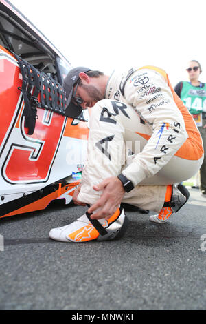 Concord, NC, USA. 19 Mai, 2018. Monster Energy NASCAR Cup Series Treiber Daniel Suarez (19) wird fertig, in seinem Auto für die Monster Energy Open Rennen in Concord, NC zu erhalten. Jonathan Huff/CSM/Alamy leben Nachrichten Stockfoto