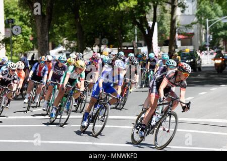 Sacramento, USA. 19. Mai 2018. Männer Amgen Tour von Kalifornien Phase 7 Gesamt: 44 Meilen die Schaltung der Frauen Stufe 3 Stromkreis 20 Runden um die Sacramento Downtown. Kredit: Kredite: Andy Andy Li Li/Alamy leben Nachrichten Stockfoto