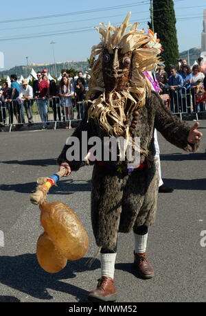 Lissabon, Portugal. 19 Mai, 2018. Ein Teilnehmer, der während der Parade der 13. Internationalen iberischen Masken Festival in Lissabon, Portugal, 19. Mai 2018. Credit: Zhang Liyun/Xinhua/Alamy leben Nachrichten Stockfoto