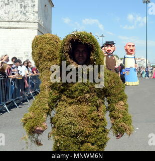 Lissabon, Portugal. 19 Mai, 2018. Ein Teilnehmer, der während der Parade der 13. Internationalen iberischen Masken Festival in Lissabon, Portugal, 19. Mai 2018. Credit: Zhang Liyun/Xinhua/Alamy leben Nachrichten Stockfoto