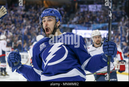 Tampa, Florida, USA. 19 Mai, 2018. Tampa Bay Lightning center CEDRIC PAQUETTE (13) feiert seinen ersten Periode Ziel gegen die Washington Capitals im Spiel 5 der Eastern Conference Finale der NHL Stanley Cup Endspiele. Quelle: Dirk Shadd/Tampa Bay Zeiten/ZUMA Draht/Alamy leben Nachrichten Stockfoto