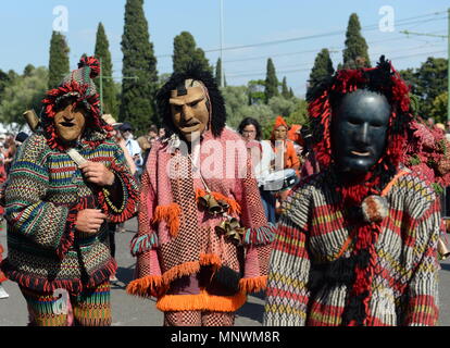 Lissabon, Portugal. 19 Mai, 2018. Die Teilnehmer führen während der Parade der 13. Internationalen iberischen Masken Festival in Lissabon, Portugal, 19. Mai 2018. Credit: Zhang Liyun/Xinhua/Alamy leben Nachrichten Stockfoto