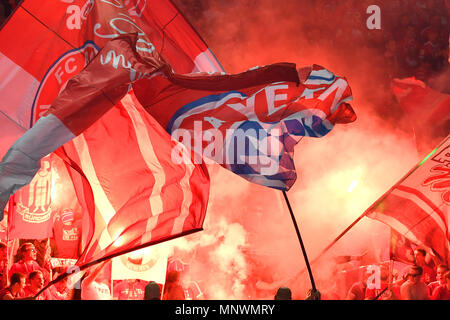 Berlin, Deutschland. 19 Mai, 2018. Pyrotechnik, Feuerwerk, Feuer, Flammen, Bengalo, Bengalos im Fan Block des FCB, Fans, Fußball Fans, DFB-Pokal Finale FC Bayern München (M) - Eintracht Frankfurt (F) 1-3, im Olympiastadion in Berlin am 19.05.2018 | Weltweit Quelle: dpa/Alamy leben Nachrichten Stockfoto