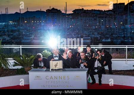 Cannes, Frankreich. 19. Mai 2018. Regisseur Hirokazu Kore-Eda besucht das Fotoshooting für die Palme D'Or Gewinner während der 71st jährlichen Filmfestspiele von Cannes im Palais des Festivals am 19. Mai 2018 in Cannes, Frankreich Quelle: BTWImages/Alamy leben Nachrichten Stockfoto