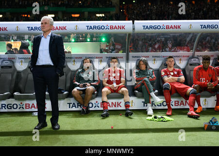 Berlin, Deutschland. . 19 Mai, 2018. Enttäuschung nach der Niederlage im Finale: von links nach rechts Trainer Jupp Heynckes (FCB), Torwart Trainer Toni Tapalovic (FCB), Robert Lewandowski (FCB), team Arzt Hans-Wilhelm MÃ©ller-Wohlfahrt (FCB), Niklas Suele (FCB). GES/Fußball/DFB-Pokal: Finale: FC Bayern München - Eintracht Frankfurt, 19.05.2018 Fußball: DFB-Pokal: Finale: FC Bayern München gegen Eintracht Frankfurt, Berlin, 19. Mai 2018 | Verwendung der weltweiten Kredit: dpa/Alamy leben Nachrichten Stockfoto