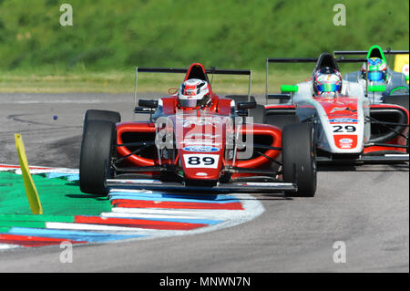 Hampshire, UK. 20. Mai 2018. Jamie Sharp (scharfe Motorsport) Rennen in Thruxton Rennstrecke während der britische F4-Meisterschaft, Andover, Hampshire, Vereinigtes Königreich. Autos hinter sind Lucca Allen (Fortec Motorsport) und Josh Skelton (JHR Entwicklungen). Mit der höchsten Durchschnittsgeschwindigkeit jeder Spur, für die der BTCC, 2.4 Die Thruxton Meile Stromkreis besucht bietet einige der größten und Nervenkitzel im Motorsport und hat den Ruf, ein wahrer Treiber Titel erworben. 1993, Damon Hill im Williams Formel-1-Auto um den Stromkreis mit einer durchschnittlichen Geschwindigkeit von 147 mph und der Fahrer fuhr 186 km/h erreichen. Stockfoto