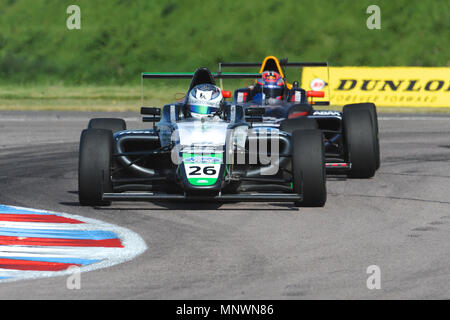 Hampshire, UK. 20. Mai 2018. Kiern Jewiss (Double R Racing), dicht gefolgt von Dennis Hauger (Arden), das Rennen in Thruxton Rennstrecke während der britische F4-Meisterschaft, Andover, Hampshire, Vereinigtes Königreich. Mit der höchsten Durchschnittsgeschwindigkeit jeder Spur, für die der BTCC, 2.4 Die Thruxton Meile Stromkreis besucht bietet einige der größten und Nervenkitzel im Motorsport und hat den Ruf, ein wahrer Treiber Titel erworben. Quelle: Michael Preston/Alamy leben Nachrichten Stockfoto