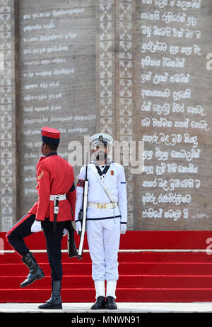 Colombo, Sri Lanka. 19 Mai, 2018. Sri Lankan Soldaten sind an einem Denkmal für die gefallenen Soldaten bei einem Festakt anlässlich des 09. Jahrestages zum Ende des Bürgerkriegs auf der Insel gesehen in Colombo, Sri Lanka am 19. Mai 2018. Credit: A.S. Hapuarachc/Xinhua/Alamy leben Nachrichten Stockfoto