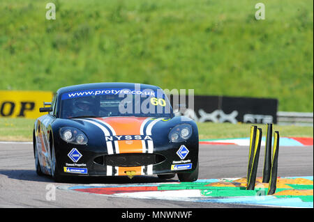 Geri Nikosia (optimale Motorsport) Rennen in Thruxton Rennstrecke bei Klassifizierung für die Protire Motor Sport Ford GT5 Challenge, Andover, Hampshire, Vereinigtes Königreich. Nicosa verwaltet die schnellere Runde des Stromkreises am Tag mit einer Zeit von 1:24.685. Mit der höchsten Durchschnittsgeschwindigkeit jeder Spur, für die der BTCC, 2.4 Die Thruxton Meile Stromkreis besucht bietet einige der größten und Nervenkitzel im Motorsport und hat den Ruf, ein wahrer Treiber Titel erworben. 1993, Damon Hill fuhr einen Williams Formel-1-Auto um den Stromkreis mit einer durchschnittlichen Geschwindigkeit von 147 mph und Treiber können Stockfoto