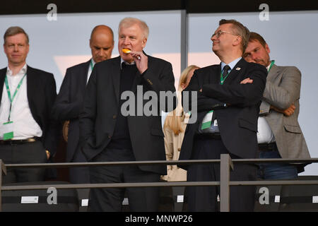 Berlin, Deutschland. 19 Mai, 2018. v. li: Horst Seehofer (CSU, Bundesminister des Innern) isst ein Popsicle, Re: DFB-Präsident Reinhard Grindel, auf den Tribünen, DFB Pokal Finale, Bayern München (M) - Eintracht Frankfurt (F) 1-3, im Olympiastadion in Berlin am 19.05.2018 | Verwendung der weltweiten Kredit: dpa/Alamy leben Nachrichten Stockfoto