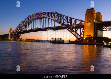 Sydney, Australien. 20. Mai 2018. Die Sydney Harbour Bridge wird gesehen, mit einem "Sneak Peek" Vorschau auf die spezielle Beleuchtung während der 2018 "Vivid Sydney" Festival vom 25. Mai bis 16. Juni 2018 gehalten wird, leuchtet. Credit: Robert Wallace/Wallace Media Network/Alamy leben Nachrichten Stockfoto