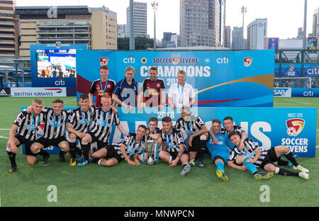 Hong Kong, Hong Kong, China. 20 Mai, 2018. HKFC Citi Fußball Sevens 2018 Hong Kong. Newcastle United gewinnen die 2018 Cup Finale mit einem 1-0 Sieg über die Glasgow Rangers. Newcastle United Kapitän, Owen Bailey hält die Schale. Credit: Jayne Russell/ZUMA Draht/Alamy leben Nachrichten Stockfoto