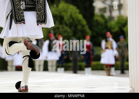 Athen, Griechenland. 20 Mai, 2018. Ein Mitglied der Präsidentengarde, nimmt teil an den Wachwechsel Zeremonie vor dem Parlament in Athen, Griechenland, am 20. Mai 2018. Die Präsidentengarde, auch genannt das Evzones, ist eine spezielle Einheit der griechischen Armee, deren Mitglieder stolz in vollkommenen Stille vor dem Reichstag stand, bewachen das Denkmal des unbekannten Soldaten. Credit: Marios Lolos/Xinhua/Alamy leben Nachrichten Stockfoto