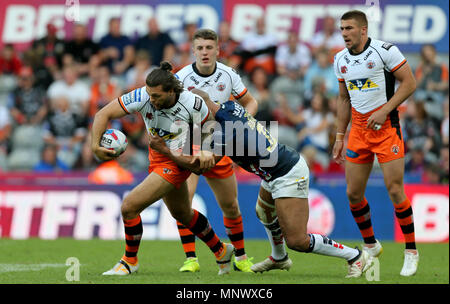 Castleford Tiger Alex Foster ist von Leeds Rhinos Jamie Jones-Buchanan während der Betfred Super League, magische Wochenende in St James' Park, Newcastle in Angriff genommen. Stockfoto