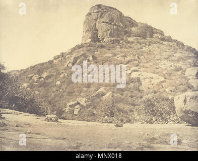 . Englisch: Dieses Foto von Ryakotta Hügel wurde von Linnaeus Kutteln im Jahre 1858 übernommen und ist Teil einer Sammlung mit dem Titel "fotografischen Blick auf Ryakotta und anderen Orten, in die Salem ... mit beschreibenden Anmerkungen, von J.A.C. Boswell, Esq., M.C.S." (Madras, 1858). Allgemeine Ansicht des Hügels von unten: Der Ansicht stellt die Hügel suchen N.N.W. Es ist über 900 Meter hoch, und die Tabelle Land der Baramahl ist etwa 1200 oder 1300 Fuß über dem Meeresspiegel. Kutteln war verantwortlich für eines der bataillone des 12 Madras Native Infanterie, ein Regiment im Jahre 1824 finanziert und in Madras stationiert. In 185 Stockfoto