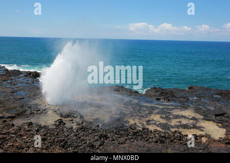 Jubelnde Horn liegt vor der südlichen Küste von Kauai in der koloa Bezirk und ist bekannt für seine brechenden Wellen und große Spray von Wasser bekannt. Stockfoto