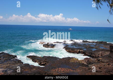 Jubelnde Horn liegt vor der südlichen Küste von Kauai in der koloa Bezirk und ist bekannt für seine brechenden Wellen und große Spray von Wasser bekannt. Stockfoto