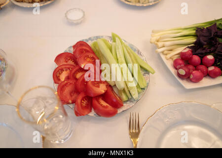 Schön weiß Tisch mit festlichen Essen eingerichtet Stockfoto