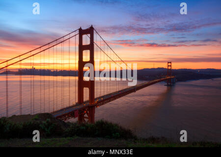 Die berühmte Golden Gate Bridge bei einem wunderschönen Sonnenaufgang. Stockfoto