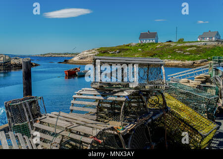 Hummer fallen auf einer Werft in Peggy's Cove, Nova Scotia, Kanada angehäuft. Stockfoto