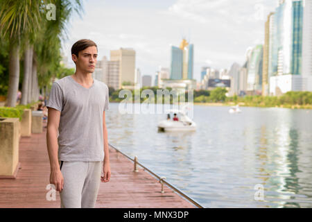 Jungen gutaussehenden Mann Entspannung im Park Stockfoto