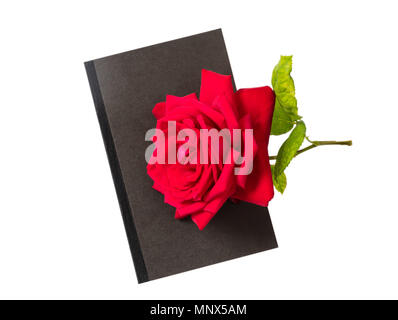 Rose rote Blume mit grünen Blätter und Stengel und ein schwarzes Tagebuch Buch auf einem weißen Hintergrund, Ansicht von oben Stockfoto