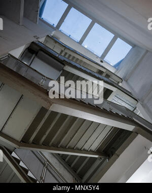 Ein Bild der Städtischen grauen und weißen Treppe, von unten, oben zu schauen. Stockfoto