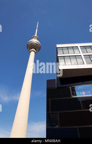 Fernsehturm Television Tower im Zentrum Berlins, nahe dem Alexanderplatz, Deutschland Stockfoto