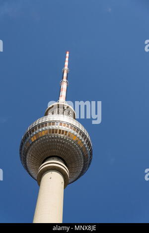 Fernsehturm Television Tower im Zentrum Berlins, nahe dem Alexanderplatz, Deutschland Stockfoto