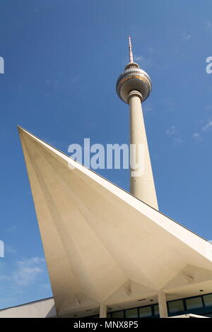 Fernsehturm Television Tower im Zentrum Berlins, nahe dem Alexanderplatz, Deutschland Stockfoto